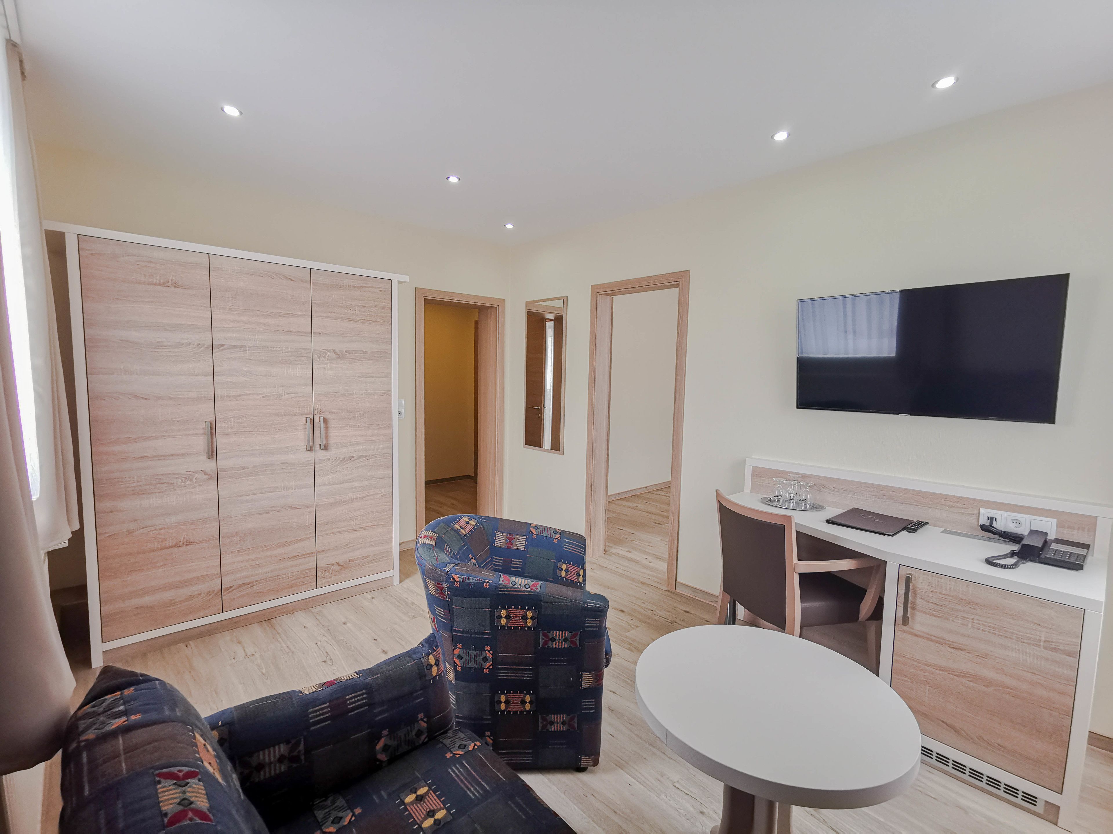 family room | minibar, in-room safe, desk, laptop workspace