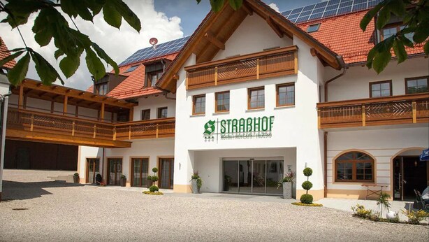 A building with a sign reading "STRABHOF HOTEL & SPA". - Hotel Strasshof (Pfaffenhofen an der Ilm)