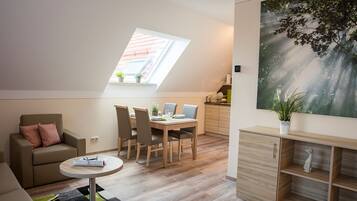 Comfort-Suite, 1 King-Bett | Wohnbereich | Flachbildfernseher
