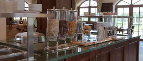 Dagelijks ontbijtbuffet (EUR 15 per persoon)