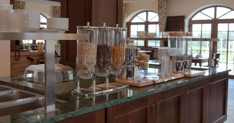 Desayuno buffet (EUR 15 por persona)