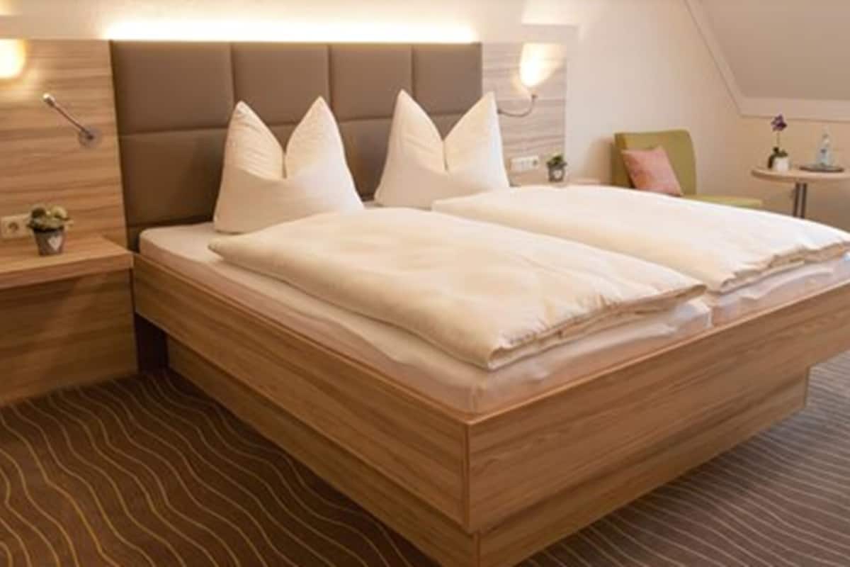 comfort double room, 1 king bed | premium bedding, in-room safe, desk, blackout curtains