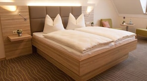 Comfort-Doppelzimmer, 1 King-Bett | Hochwertige Bettwaren, Zimmersafe, Schreibtisch, Verdunkelungsvorhänge