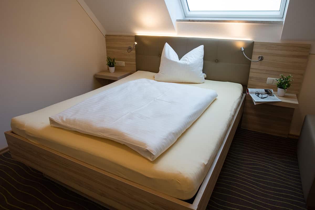 standard single room, 1 queen bed | premium bedding, in-room safe, desk, blackout curtains