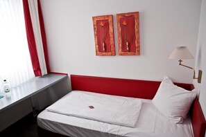 Desk, laptop workspace, cribs/infant beds, rollaway beds - Hotel Postbauer Heng (Postbauer-Heng)