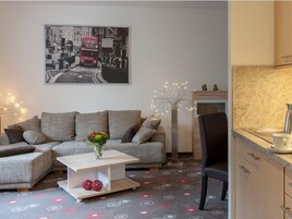 Habitación familiar | Caja fuerte, escritorio, wifi gratis y ropa de cama