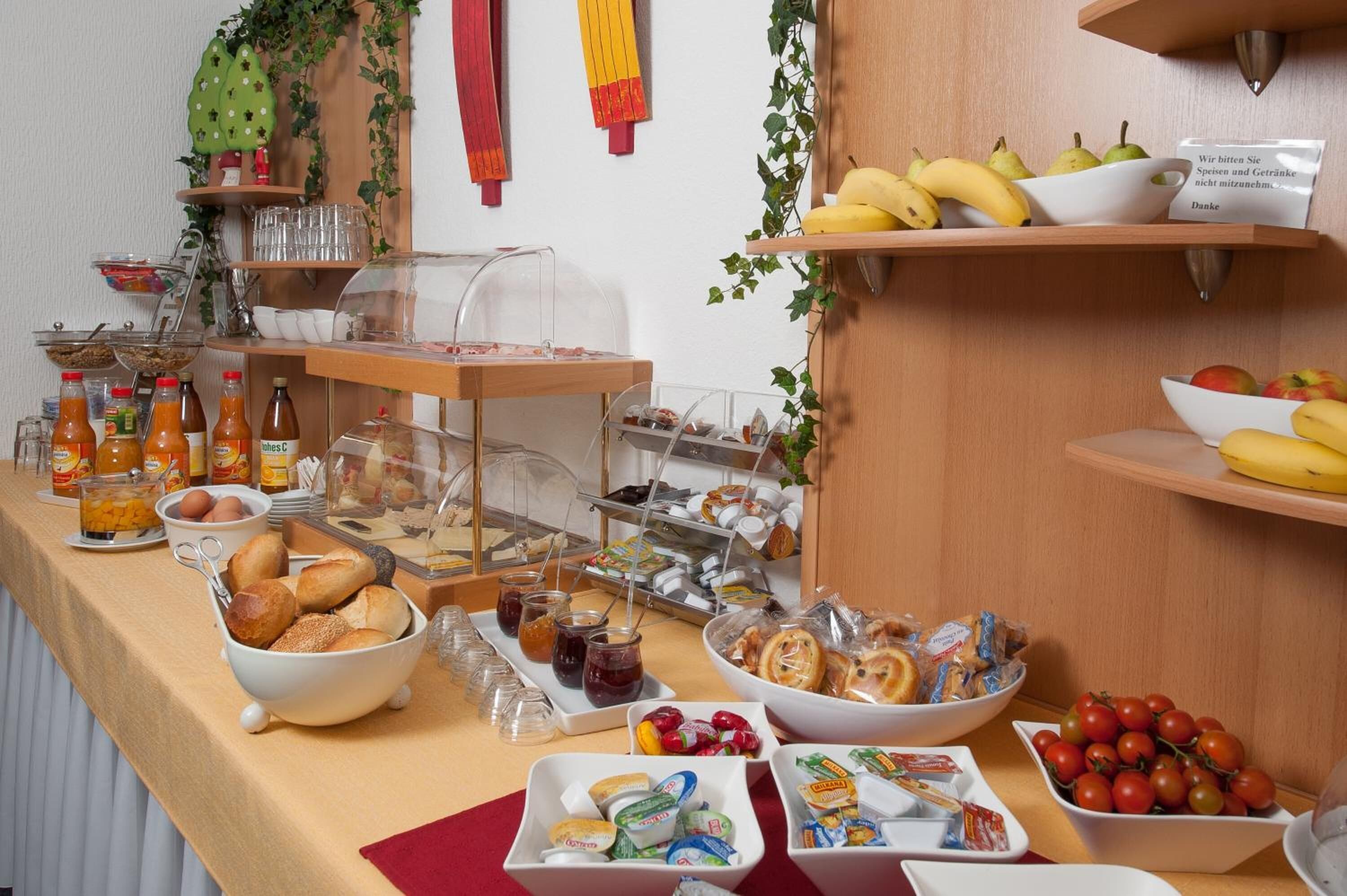 Um buffet de café da manhã com diversos alimentos e bebidas.