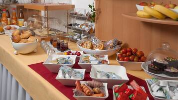 Tägliches Frühstücksbuffet (9 EUR pro Person)