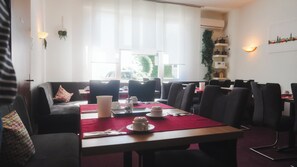 Café da manhã com buffet todos os dias mediante uma taxa