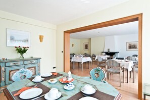 Dagelijks ontbijtbuffet (EUR 13 per persoon)