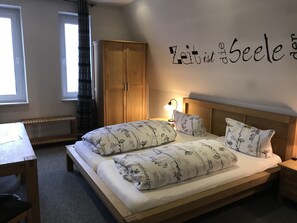 Double Room | Hypo-allergenic bedding, individually decorated, desk, rollaway beds - Raffelberger Hof (Muelheim an der Ruhr)