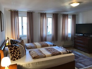 Grand Suite | Minibar, desk, blackout drapes, iron/ironing board - Hotel Schwanen (Mosbach)