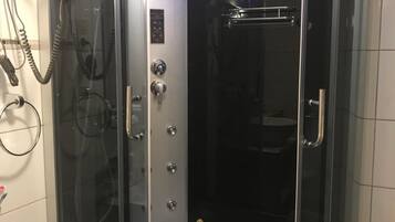 Kamar Double | Kamar mandi | Pengering rambut, handuk, sabun, dan sampo
