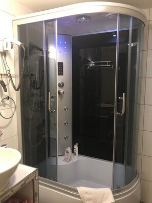 Habitación doble | Baño | Secador de pelo, toallas, jabón y champú