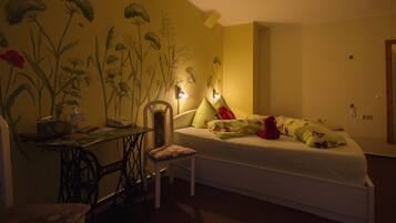 Double Room | Desk, free WiFi, bed sheets