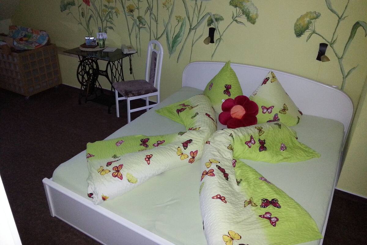 Kamar Double | Meja kerja, Wi-Fi gratis, dan seprai linen