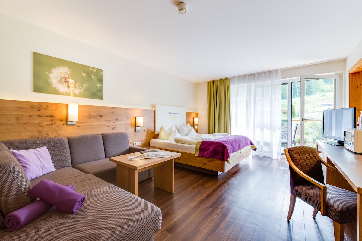 Familie suite, 2 slaapkamers (Superior) | Hypoallergeen beddengoed, een minibar, een kluis op de kamer