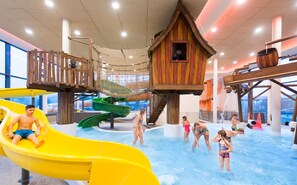 3 indendørs pools, 3 udendørs pools, parasoller, liggestole