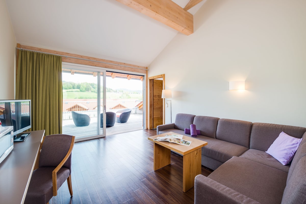 Superior suite | Hypoallergeen beddengoed, een minibar, een kluis op de kamer