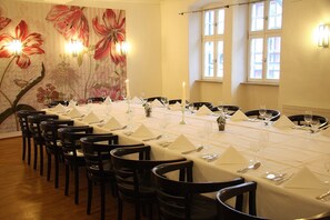2 restaurantes; se sirve almuerzo y cena; cocina internacional