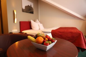 Comfort eenpersoonskamer | 1 slaapkamer, een minibar, een kluis op de kamer, een bureau