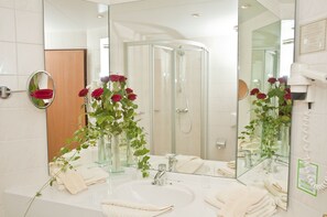 Articles de toilette gratuits, sèche-cheveux, chaussons