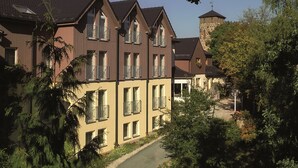 A multi-story hotel with a traditional architectural style, featuring balconies and a tower. - Panoramahotel Am Marienturm (Rudolstadt)