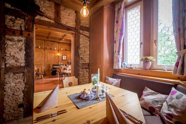 Lunch, dinner served; Regional cuisine, alfresco dining
