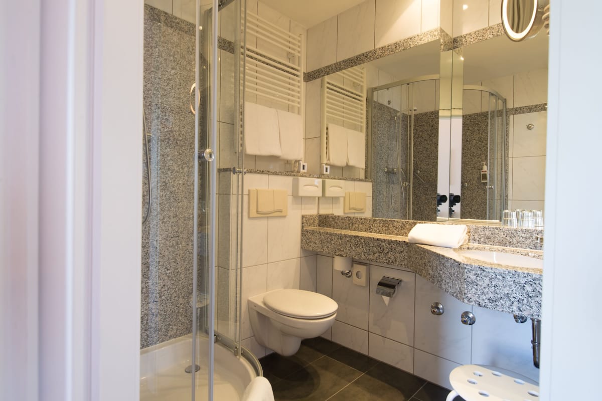 standard single room | bathroom | free toiletries, hair dryer, towels