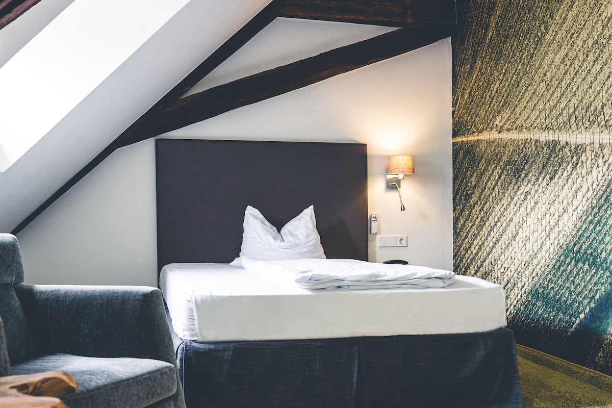 jung und verliebt (french double bed) | 1 bedroom, in-room safe, desk, soundproofing