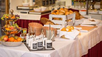 Café da manhã com buffet grátis todos os dias