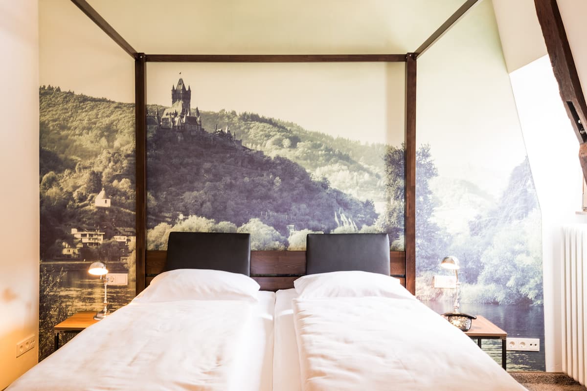 double room | 1 bedroom, in-room safe, desk, soundproofing