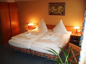 Lydisolert, strykejern/-brett og ekstrasenger (mot et tillegg)