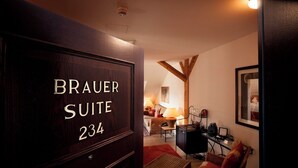 A room with a wooden door labeled "BRAUER SUITE 234". - Gerber Park Hotel (Uhingen)