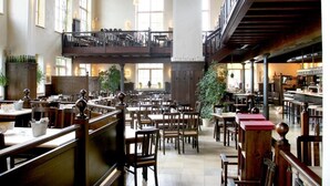 A spacious restaurant with high ceilings, multiple dining areas, and a mezzanine level. - Gerber Park Hotel (Uhingen)