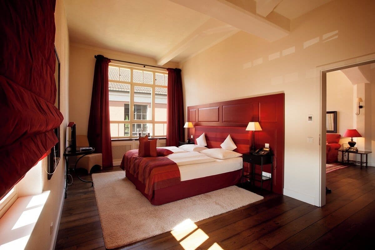 Luxe suite | Badkamer | Gratis toiletartikelen, een haardroger, badjassen, pantoffels