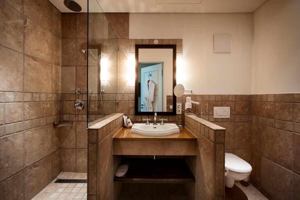 Kostenlose Toilettenartikel, Haartrockner, Bademäntel, Hausschuhe