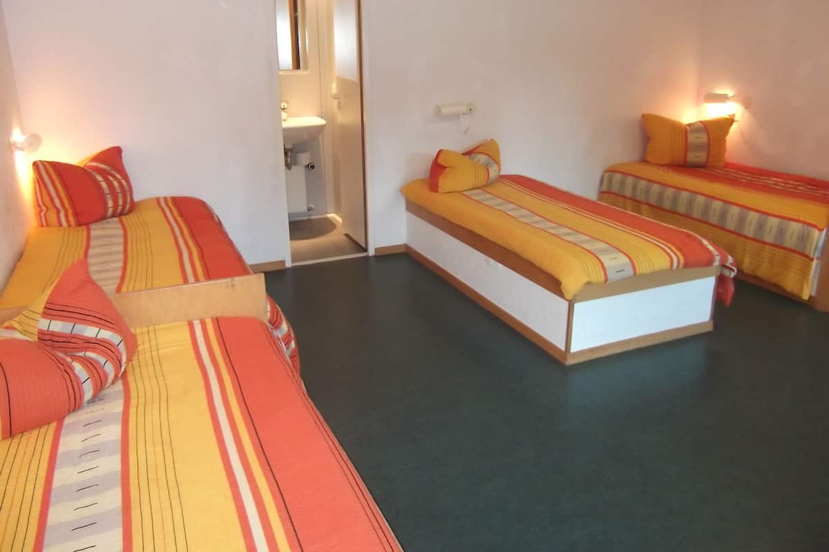 Kamar Quadruple | Tempat tidur bayi (biaya tambahan), Wi-Fi gratis, dan seprai linen