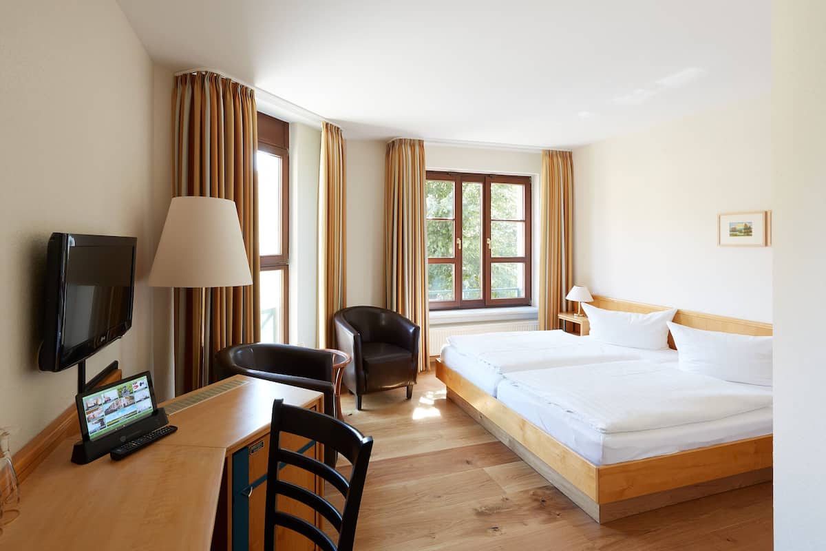 comfort double room (plus) | minibar, desk, blackout curtains, cots/infant beds