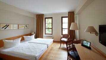 Phòng đôi tiện nghi đơn giản | Minibar, bàn, màn/rèm cản sáng, nôi/giường cho trẻ sơ sinh (phụ phí)