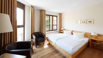 Minibar, bàn, màn/rèm cản sáng, nôi/giường cho trẻ sơ sinh (phụ phí)