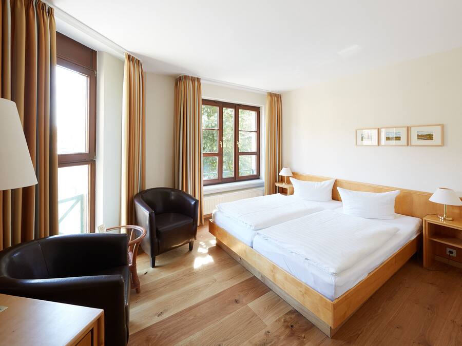 Minibar, Schreibtisch, Verdunkelungsvorhänge, Babybetten