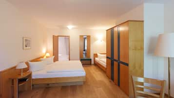 Minibar, bàn, màn/rèm cản sáng, nôi/giường cho trẻ sơ sinh (phụ phí)