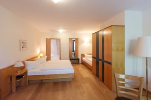 Minibar, desk, blackout curtains, cots/infant beds - Hotel Garni Zum Eichwerder (Templin)