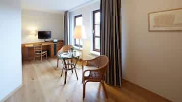 Comfort-Doppelzimmer (Plus) | Wohnbereich | Flachbildfernseher
