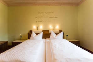 In-room safe, desk, blackout drapes, soundproofing - Pension Sommer (Waldsassen)