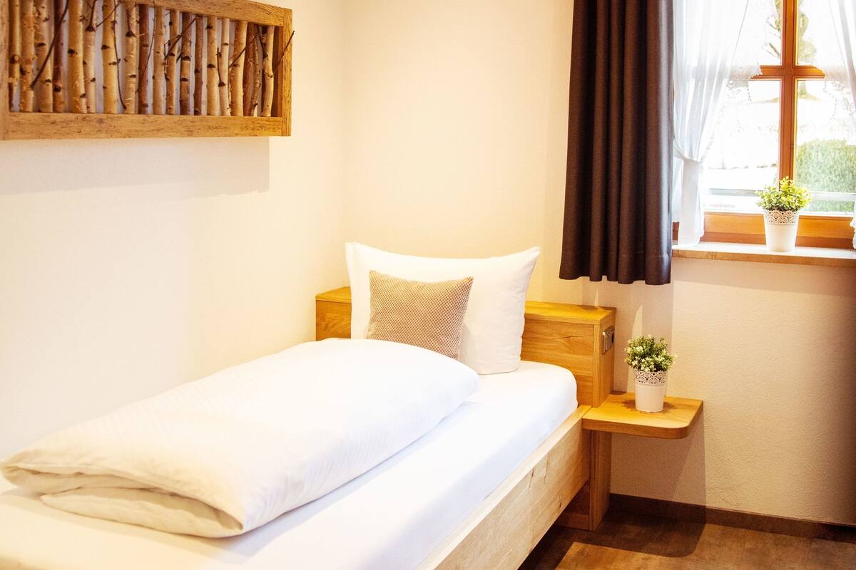 Standard Single Room | In-room safe, desk, blackout drapes, soundproofing