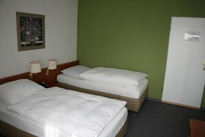 Chambre Standard avec lits jumeaux, 2 lits une place | Literie de qualité supérieure, coffres-forts dans les chambres, bureau