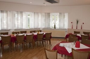 Petit déjeuner et dîner servis sur place
