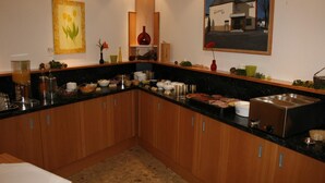 Une cuisine dotée de meubles en bois, d’un plan de travail en marbre et de divers appareils électroménagers.